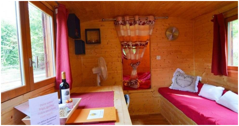 Wie verras jij met een bezoekje aan deze romantisch ingerichte huifkar? Foto: Le Tibou de Refuge.