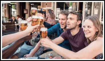 Voor een terrasje en een biertje zit je goed op de Oude Markt. Foto: Visit Leuven © Jan Op De Kamp