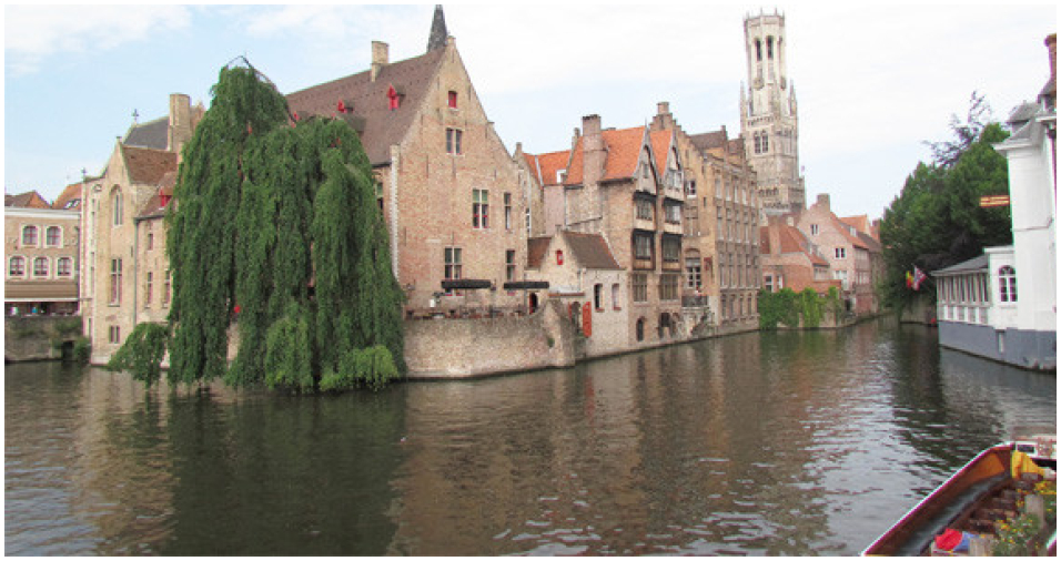 Ze noemen Brugge ook wel Klein Venetië. Stap in een boot en ontdek waarom. Foto: Jonathan Vink.