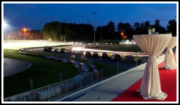 Bijeenkomst in stijl met uitzicht op het circuit. Foto: Karting Genk.