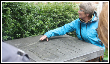 ...en vertelt de interessantste weetjes bij de historische monumenten. Foto: Jonathan Vink.