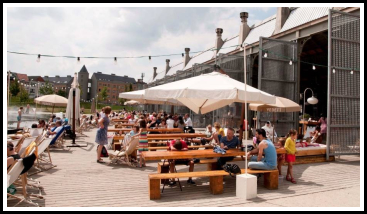 De Cargo Zomerbar is the place to be tijdens zomeravonden. Foto: Matthijs van Wissen.